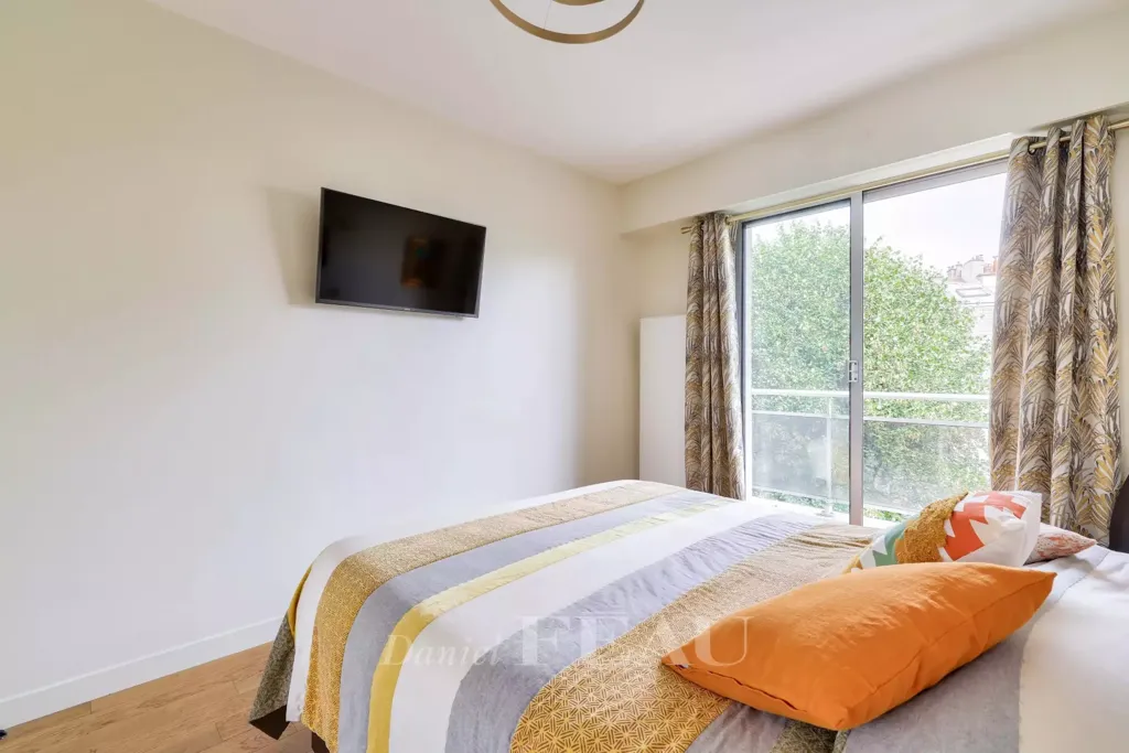 Bedrooms - 2-Bed Apartment with Balconies in Daumesnil