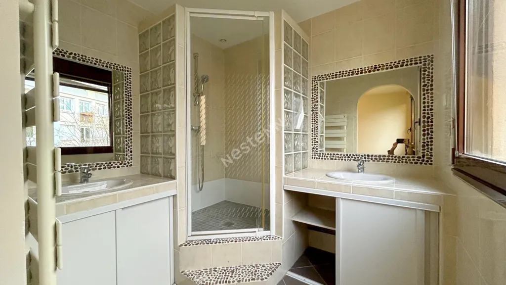 Vannitoad - Renovated T5 Apartment with Garage in Lyon 5ème