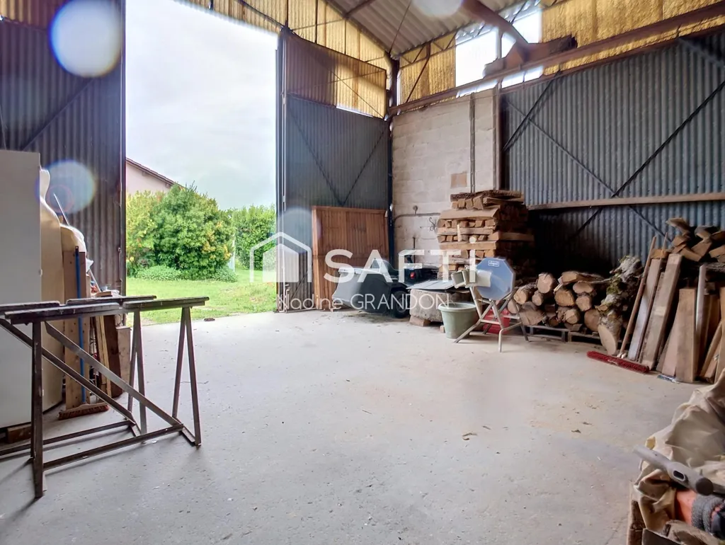 Garage - Maison Rénovée avec Jardin aux Portes d'Aubeterre