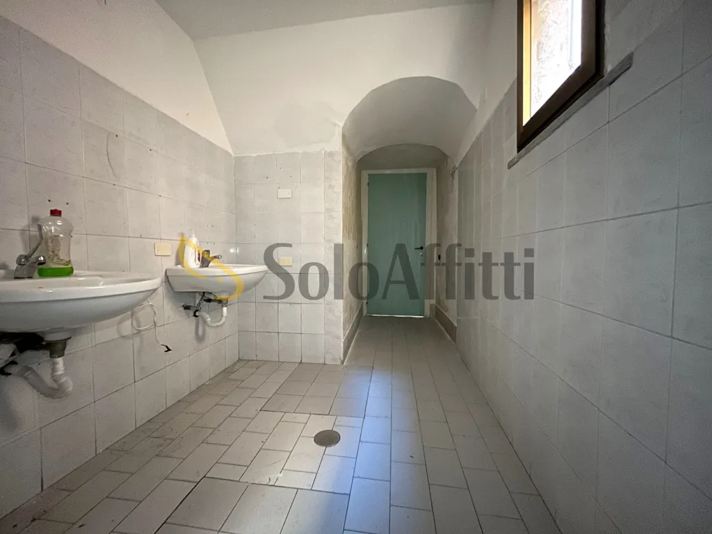 Salles de bain - Commercial Space with Street Frontage in Catanzaro