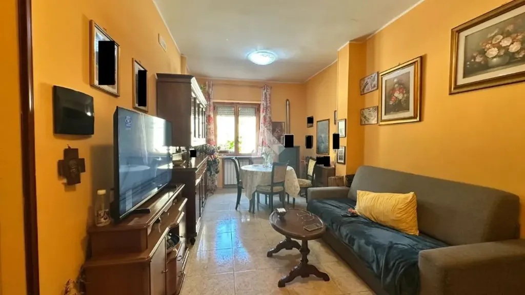 Elutuba - Three-Bedroom Apartment with Balcony in Crotone