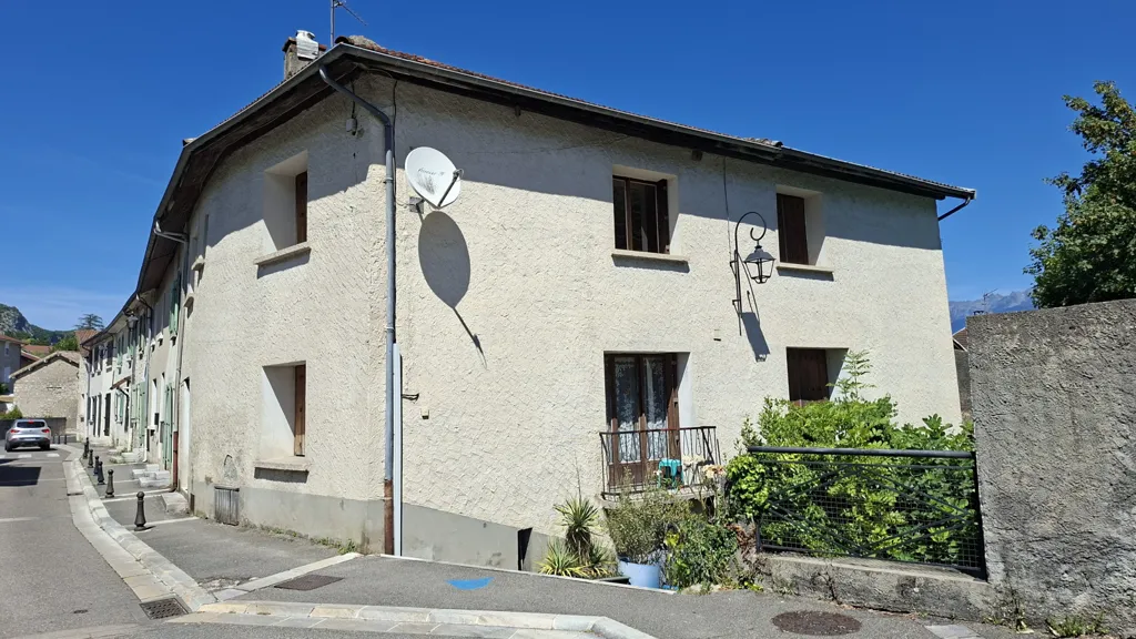 Extérieur - Maison de Village à Rénover avec Sous-Sol à Claix