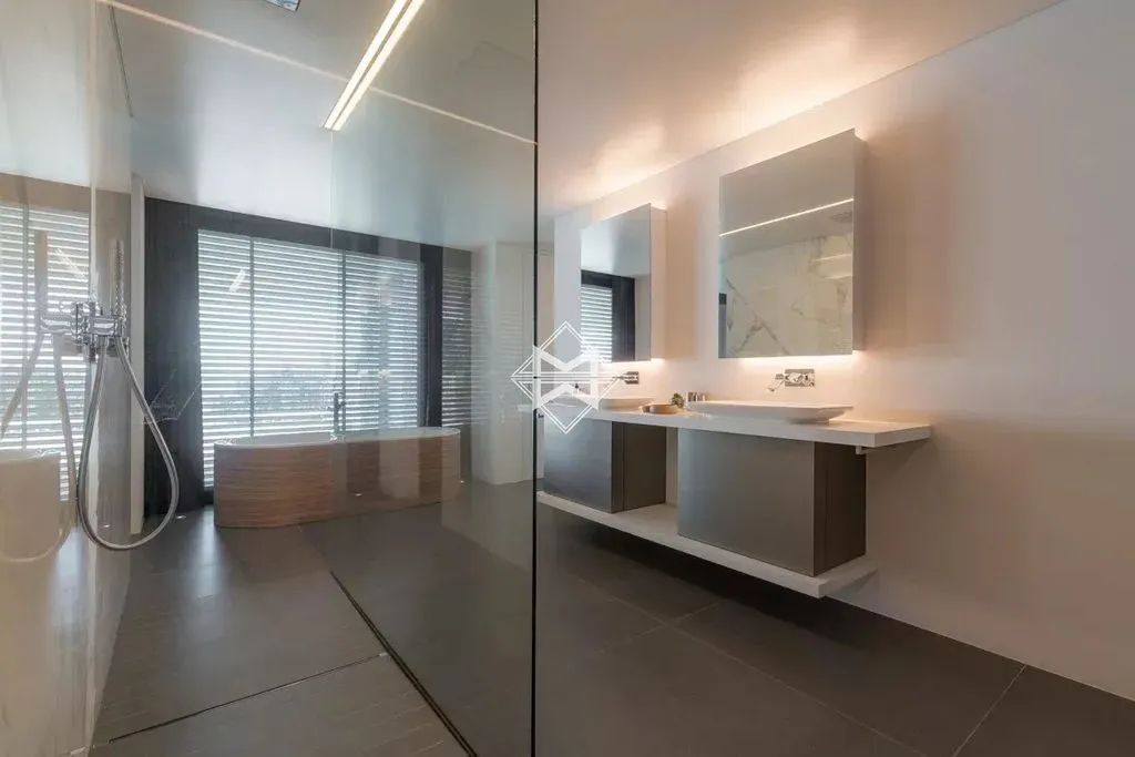 Salles de bain - Villa contemporaine avec vue mer à Grimaud