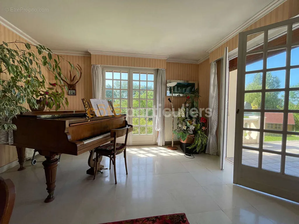 Living Room - Spacious House with Workshop Potential in Tourville-sur-Odon
