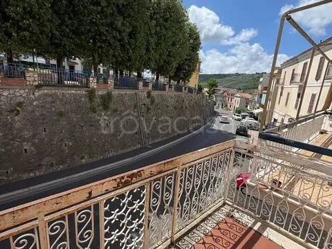 Balcon - Versatile Apartment with Balcony in Priverno