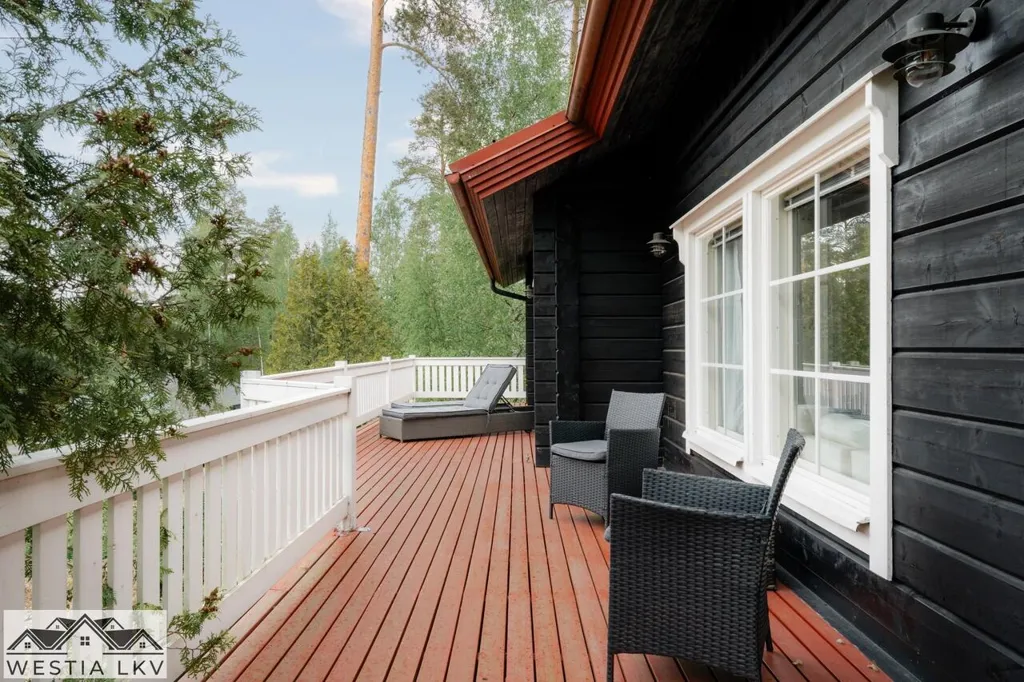 Terrazza - Contemporary Timber House with Balcony in Hyvinkää