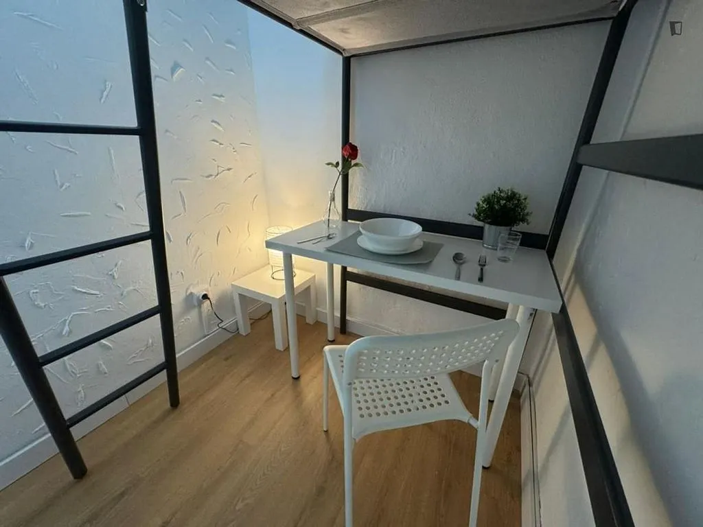 Bureau - Furnished Flat near University in Malasaña