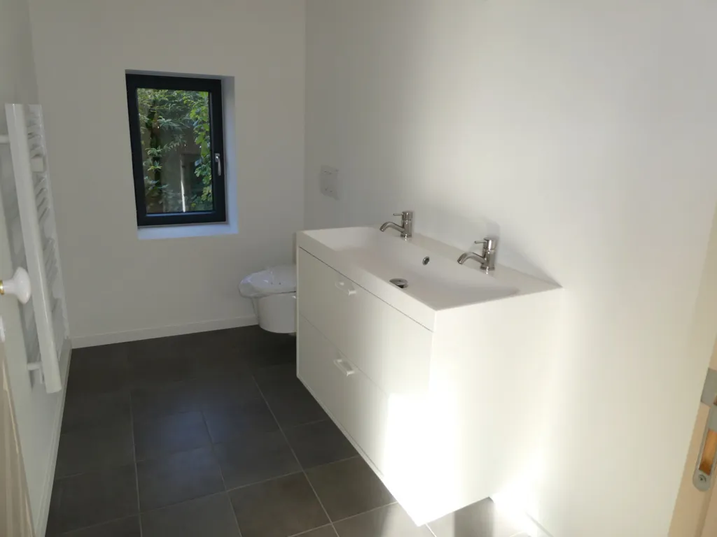 Salles de bain - Villa Authentique avec Jardin à Féricy