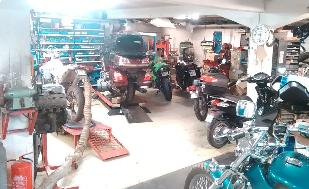 Garage - Commercial Space with Large Windows in Pori Centre