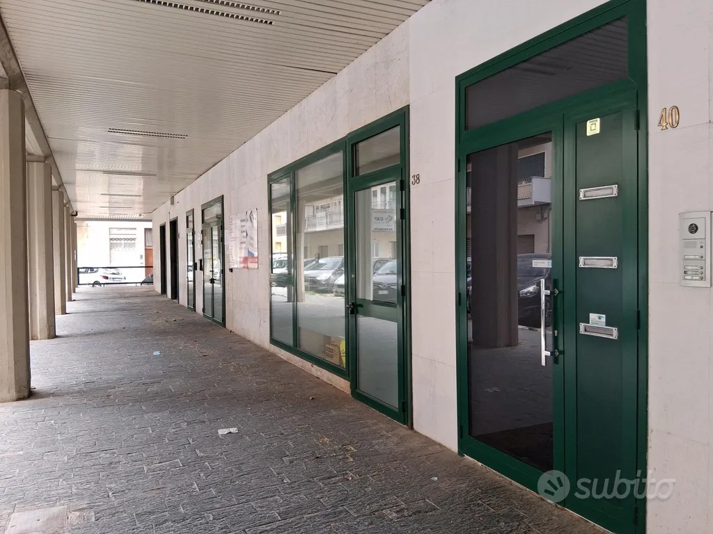 Esik - Office with Large Windows in Ragusa