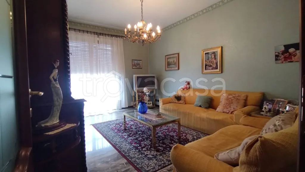 Séjour - Spacious Apartment with Balcony Views in Torino