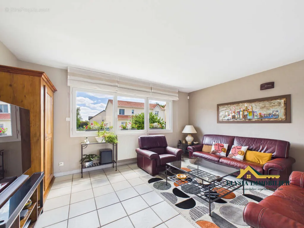 Séjour - Maison Luxueuse avec Terrasse à Ludres