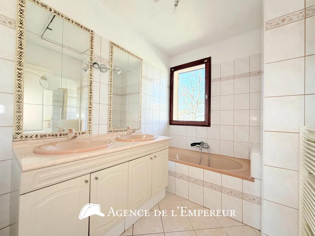 Salles de bain - Maison 7 Pièces avec Jardin à Rueil Malmaison