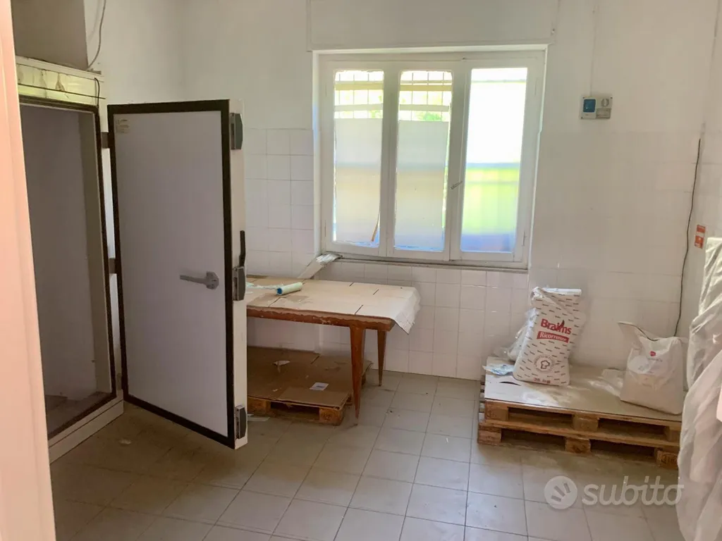 2-room commercial property in IT