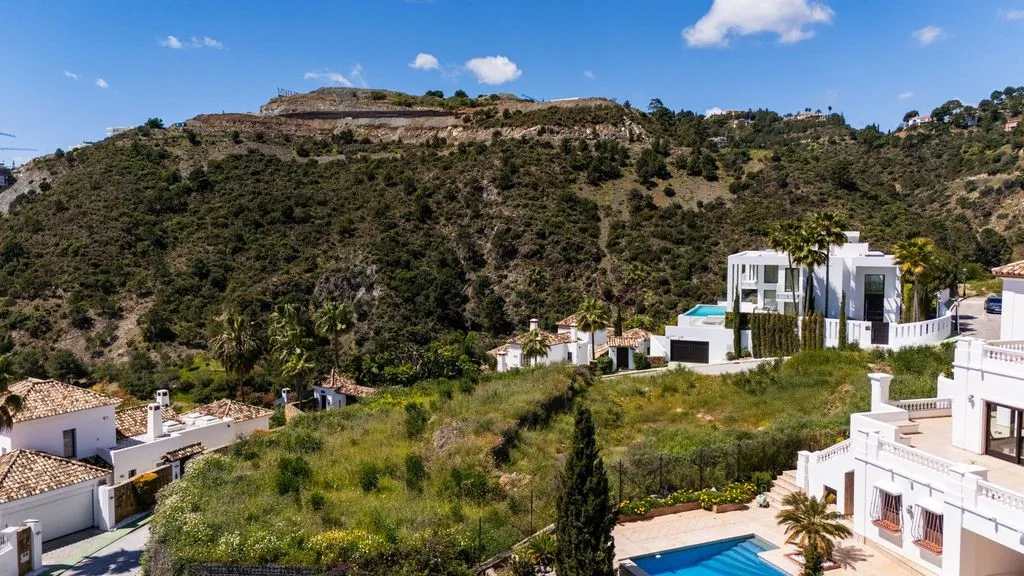 Bassein - Sea-View Plot in Lomas de La Quinta, Benahavís