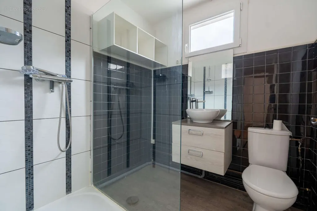 Salles de bain - Maison de ville avec commerces à proximité à Saint-Jacques