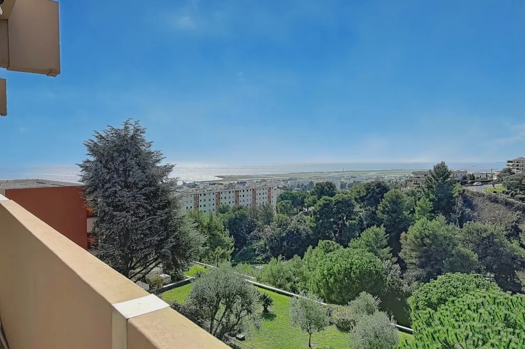 Rõdu - Renovated 4-Piece Apartment with Sea View in Nice