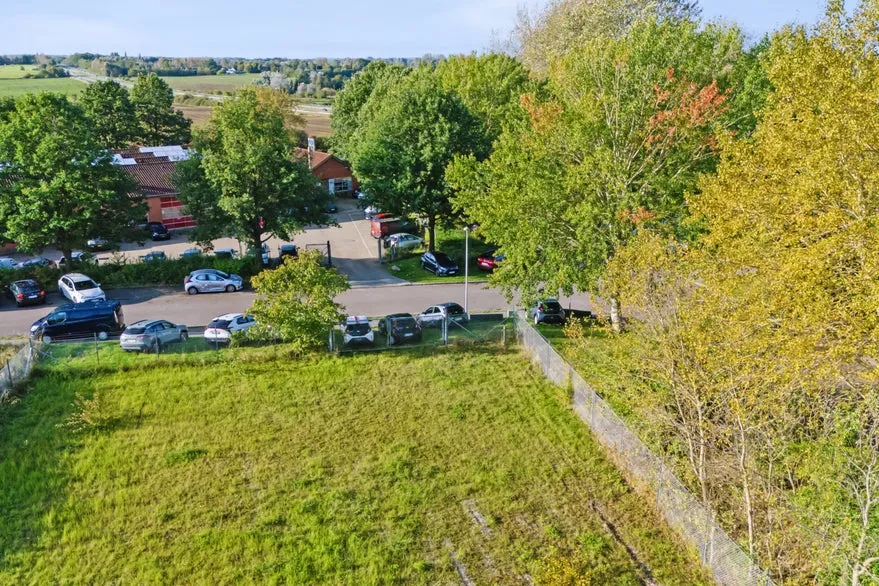Õhuvaade - Commercial Plot with Transport Access in Nivå