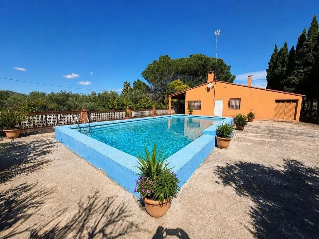 Bassein - Rustic House with Pool in Canals