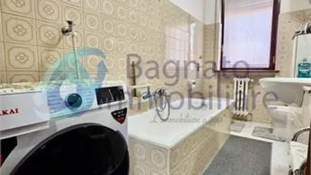 Salles de bain - Three-Bedroom Apartment with Balcony in Novara