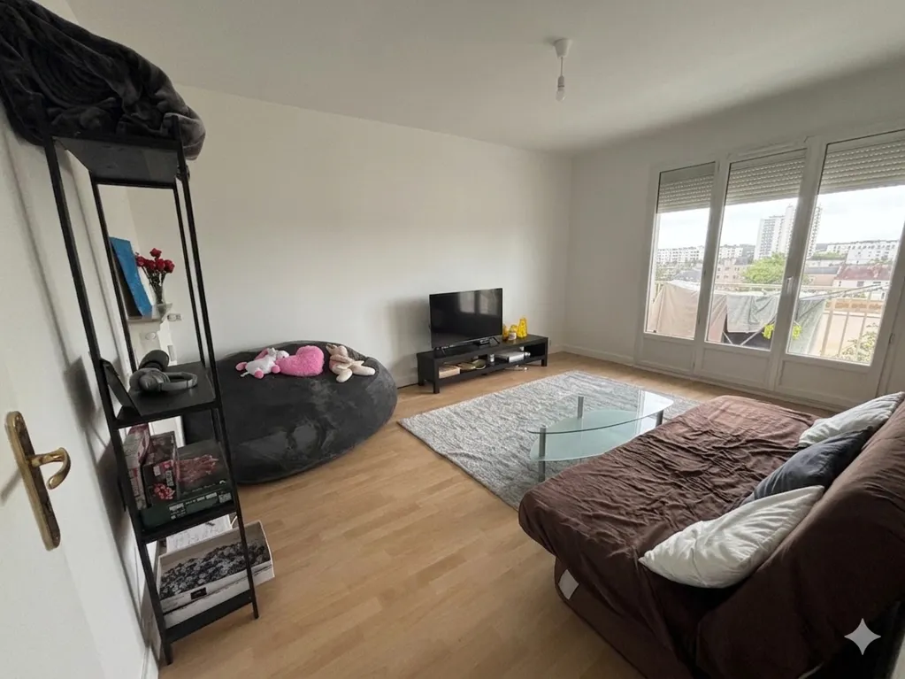 Elutuba - 3-Bed Apartment with Balcony in Tours