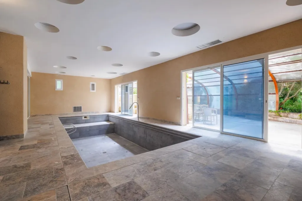 Piscine - Mas de Maître avec Piscine Intérieure à Pertuis