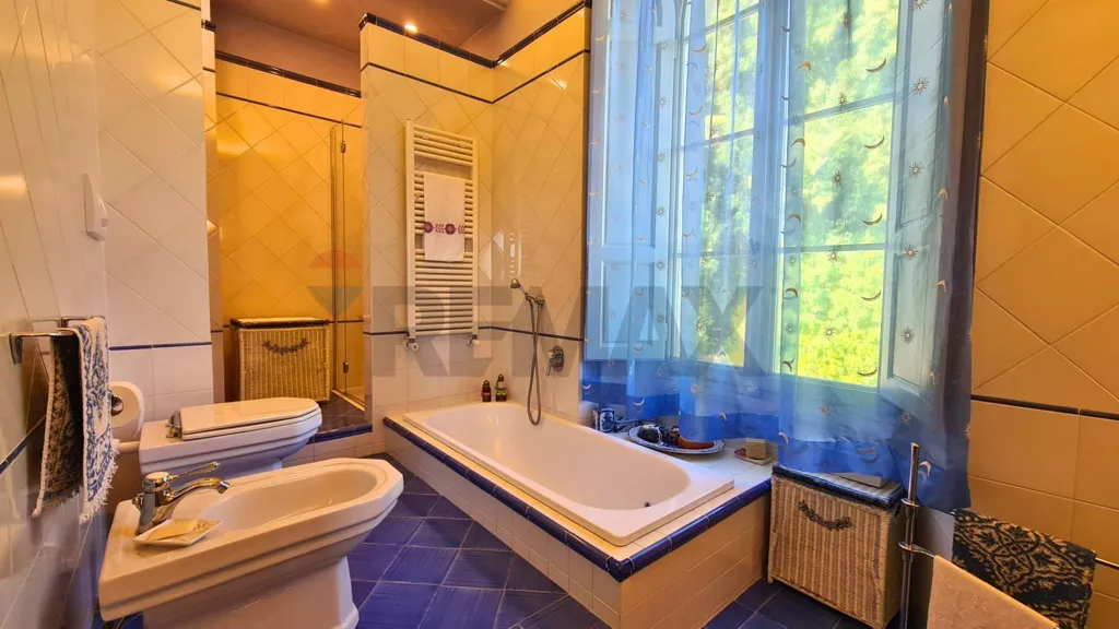 Salles de bain - Historic Villa with Panoramic Terrace in Lastra a Signa