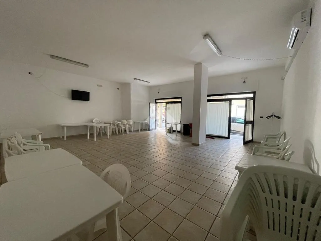 Salle à manger - Commercial Space with Double Frontage in Grottaglie