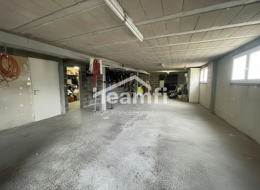Garaaž - House with Garden and Garage in Bourges