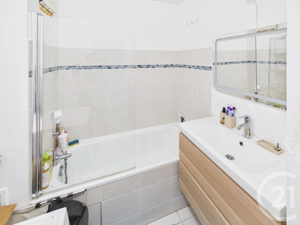 Salles de bain - Appartement 2 Pièces avec Parking à Trappes