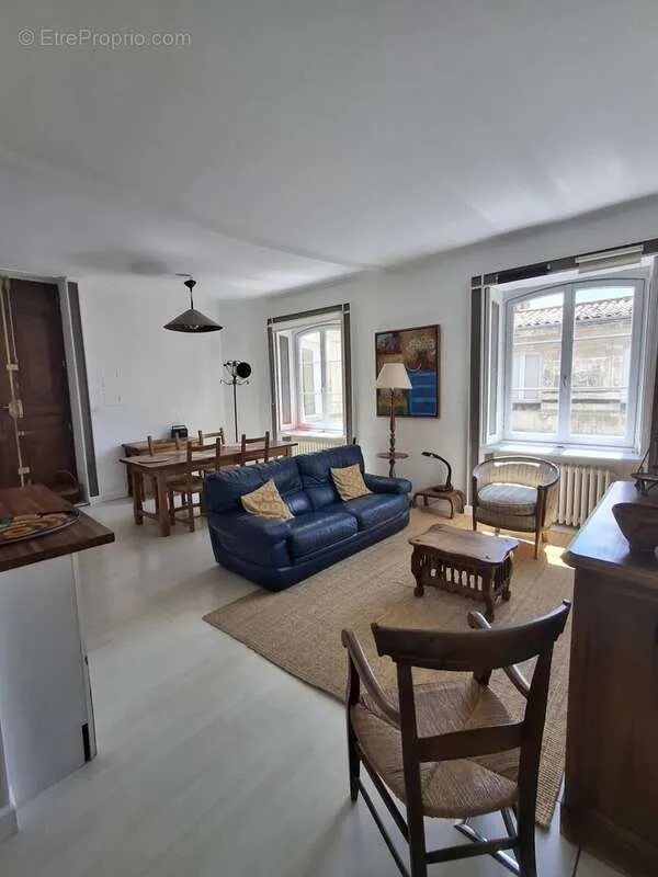 Séjour - Appartement Lumineux avec Cour Intérieure au Centre Historique de Montpellier