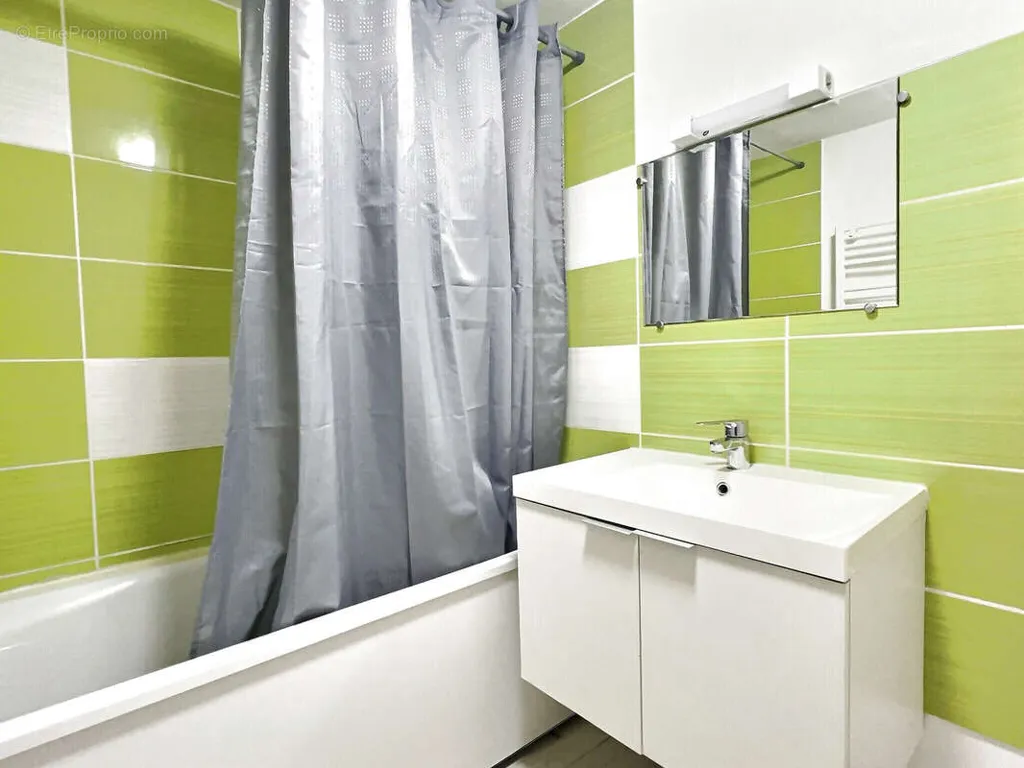 Salles de bain - Appartement Charmant avec Poutres dans le Centre d'Angers