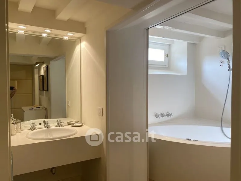 Salles de bain - Restored Apartment in Historic Building, Florence