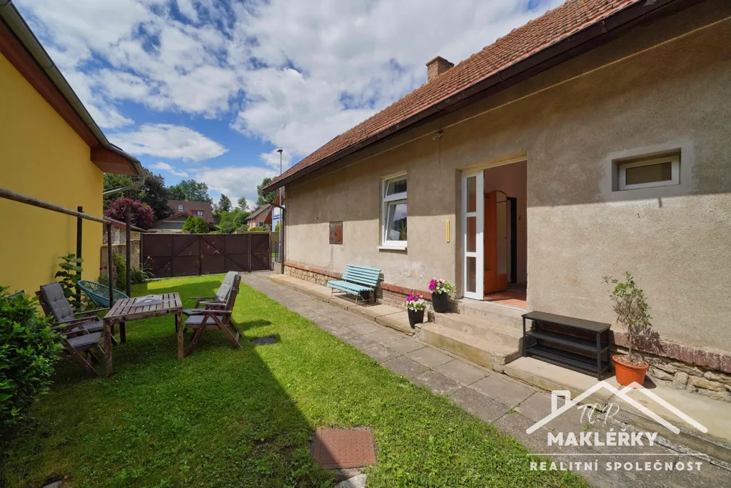Giardino - House with Garden View in Polepy