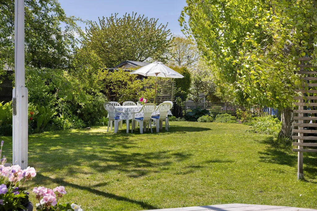 Aed - Charming Cottage with Corner Plot in Elinelunds Sommarstad