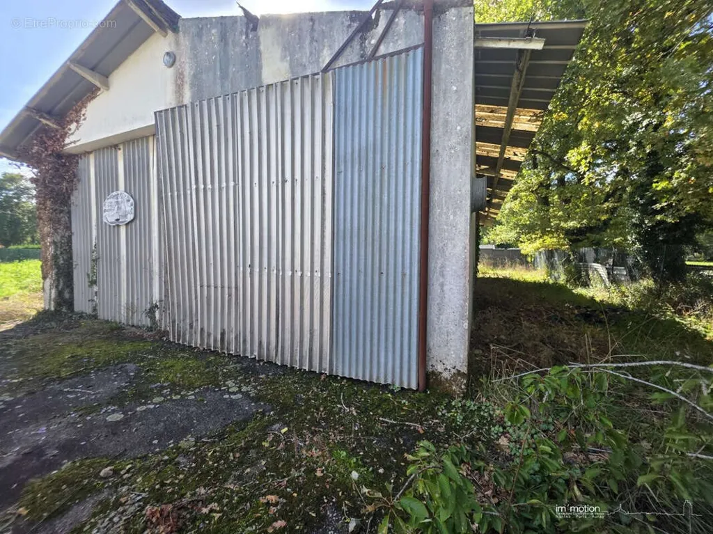 Välivaade - Constructible Plot with Hangar in Treillères