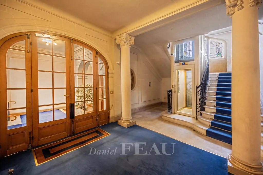 Esik - 7-Piece Parisian Apartment with Garden Views