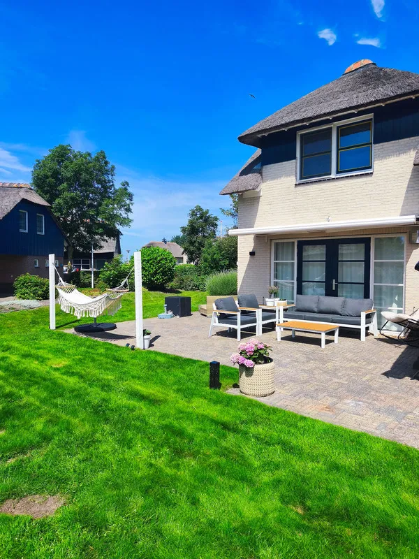 Aed - Riet-Covered Villa with Water Views in Makkum