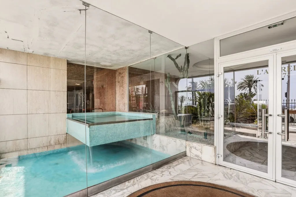 Esik - 3-Bedroom Apartment with Potential in Nice