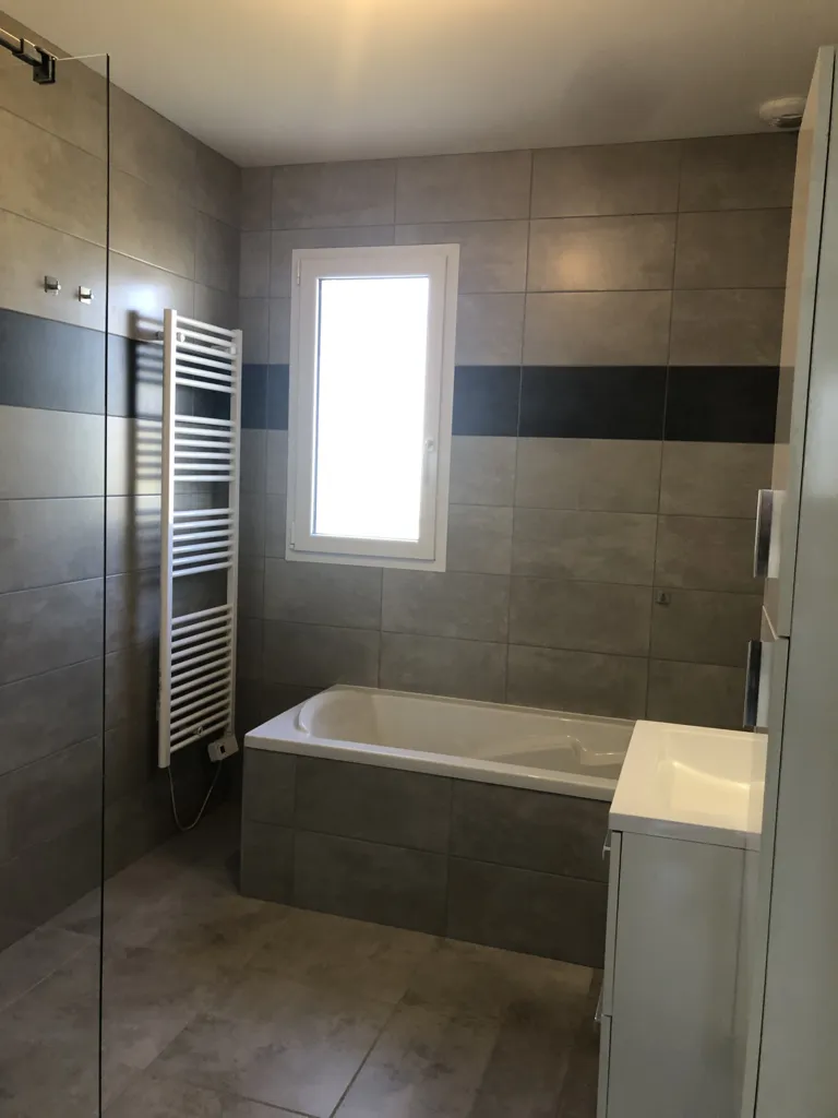 Bathrooms - RT2012 Villa with Garden in Félines
