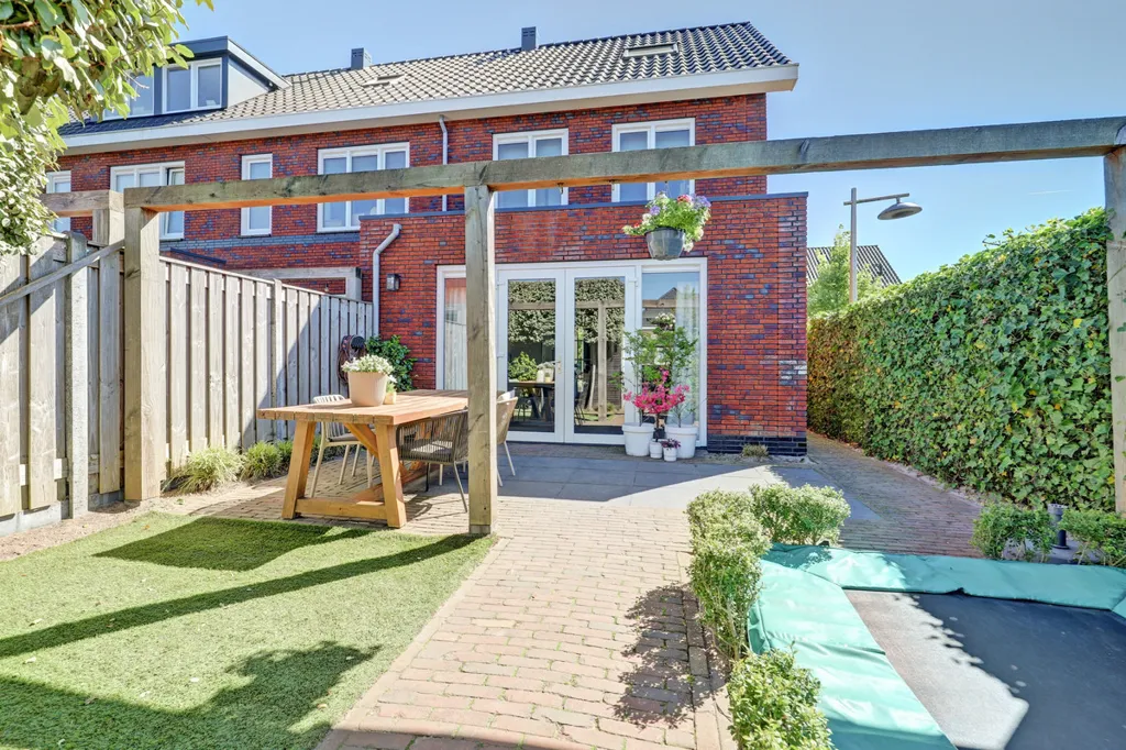 Aed - Modern Hoekwoning with Garden in Kernhem