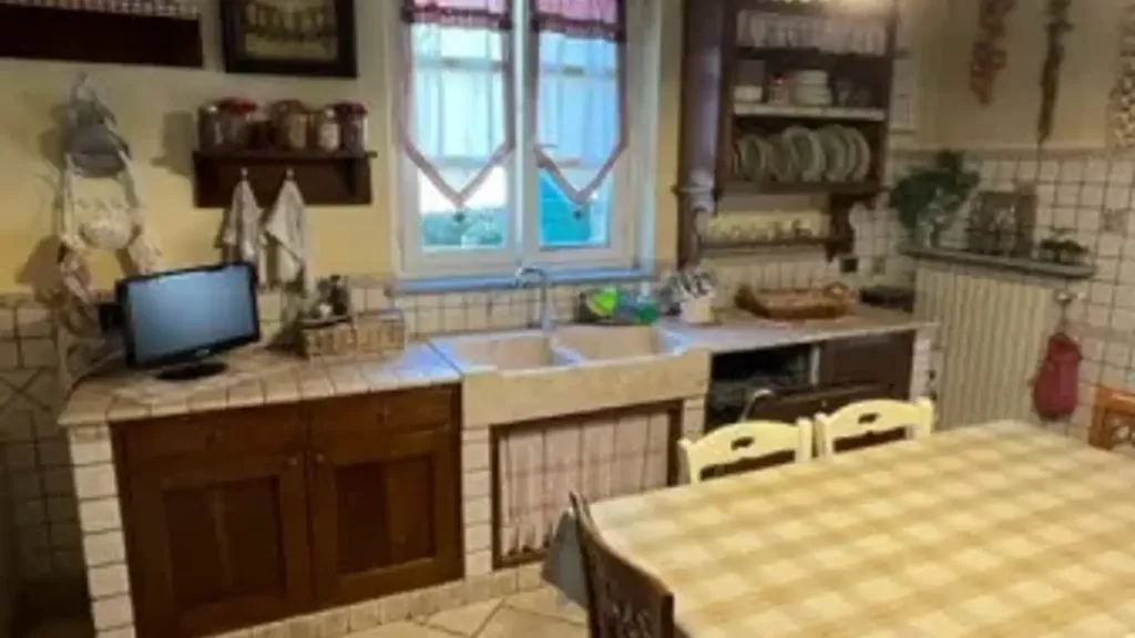 Cuisine - Rustic Villa with Portico in Tortona