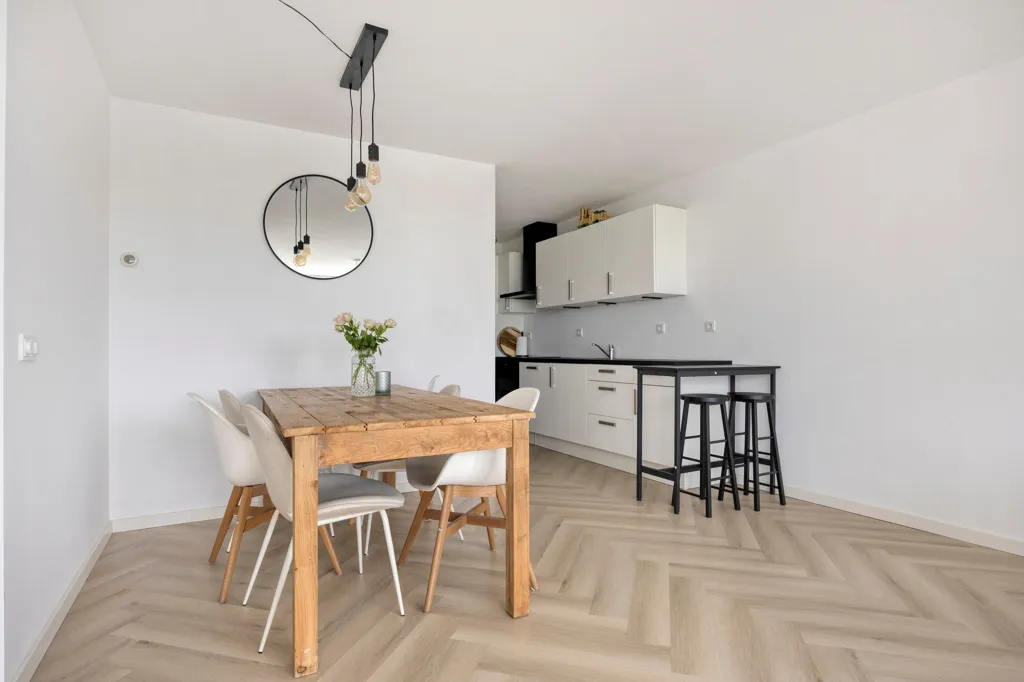 Salle à manger - 4-Bedroom Gallery Flat with Balcony in Green Area