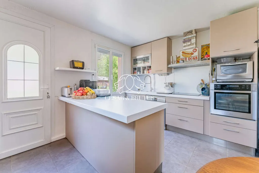 Cuisine - Maison avec Piscine et Jardin à Saint-Priest