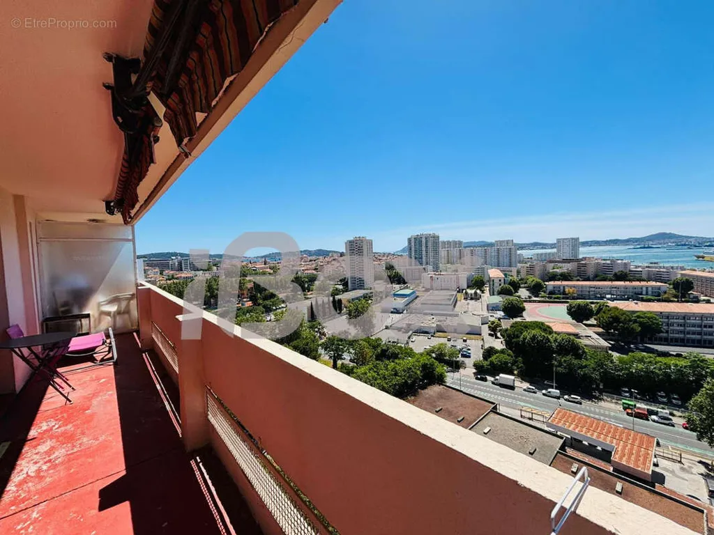 Rõdu - Bright Apartment with Balcony near Toulon
