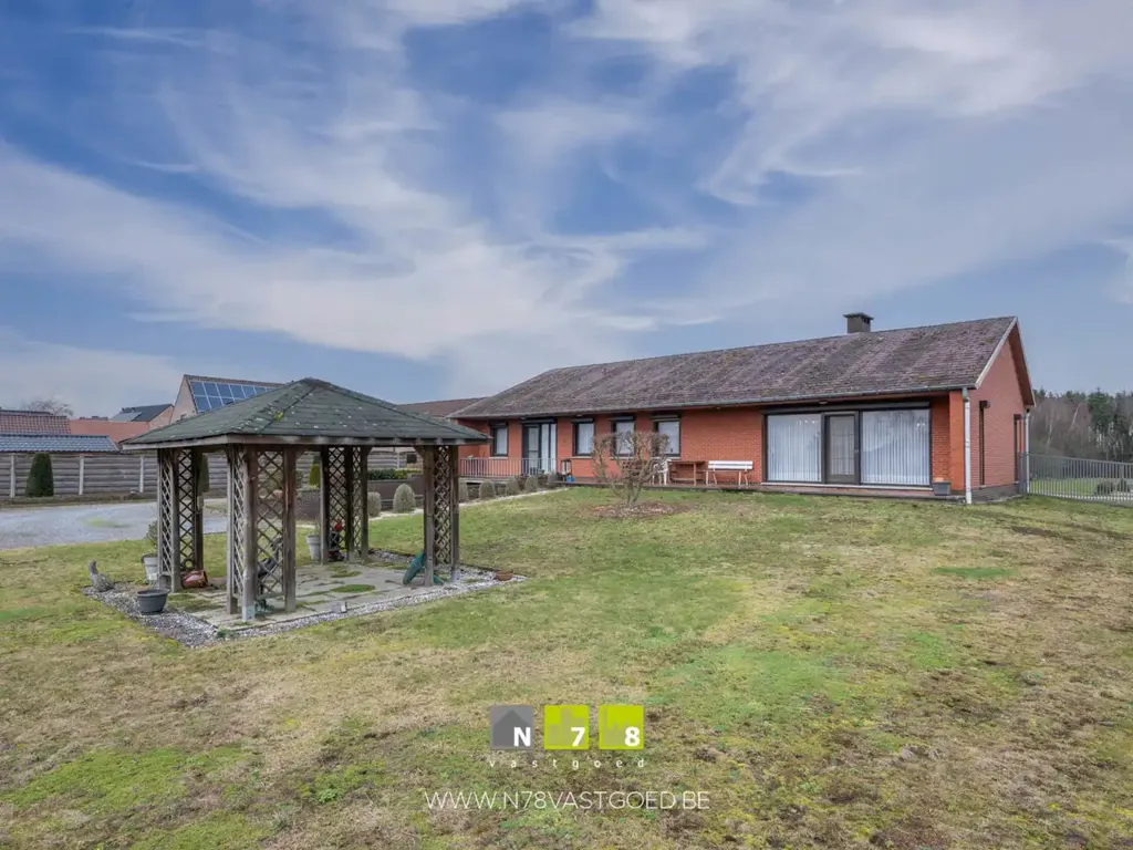Jardin - Villa Indépendante avec Terrasse à Maaseik