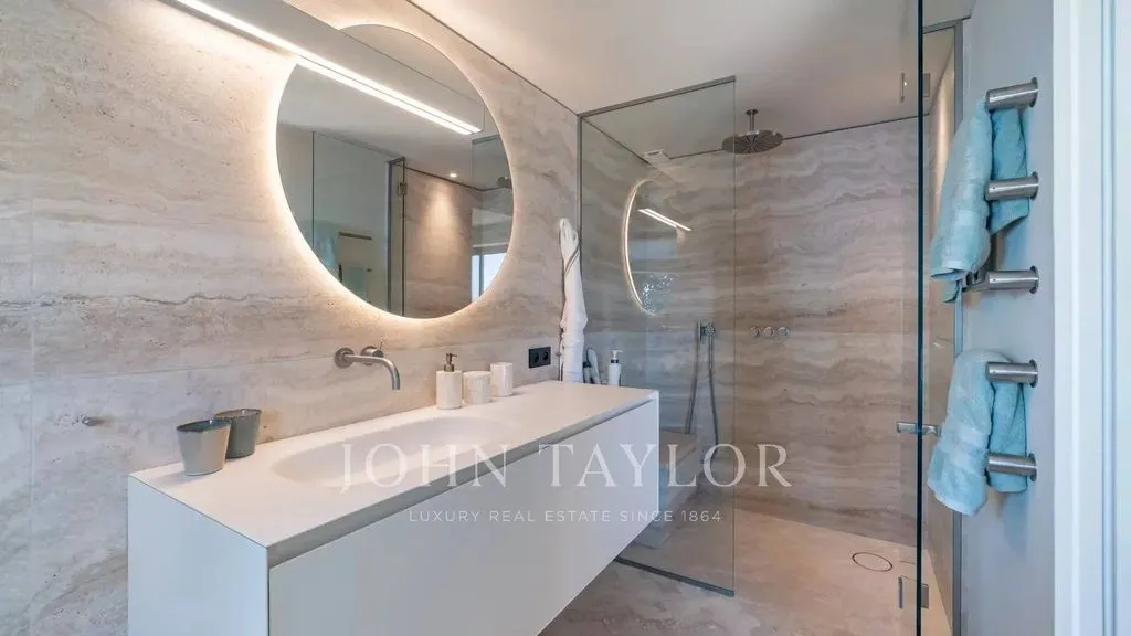 Salles de bain - Maison Luxueuse avec Vue Mer à Théoule-sur-Mer