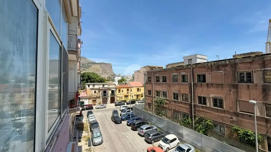 Balcony - 2-Bedroom Apartment with Balcony in Palermo