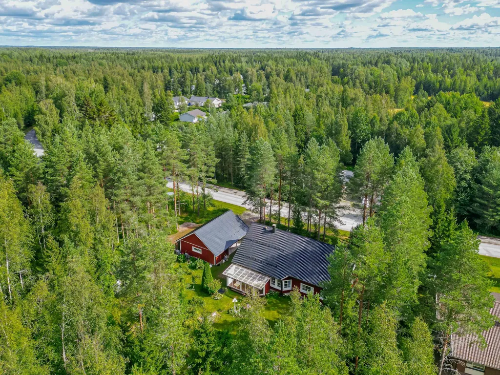 Õhuvaade - Spacious Detached House with Garden in Riskunmäki
