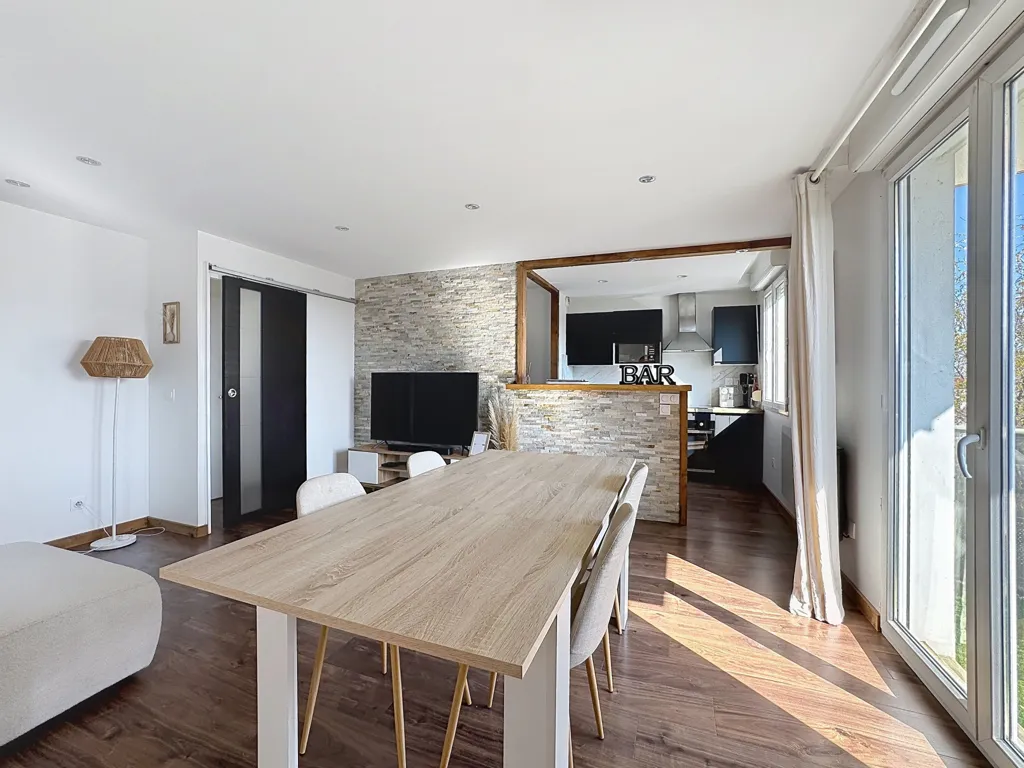 Sala da pranzo - Renovated Flat with Balcony in Décines-Charpieu